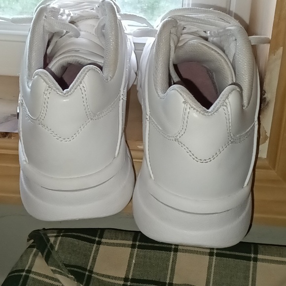 Clean! Ready To Wear Reebok Women's Leather Sneaker Shoes Size 8 - Picture 5 of 9